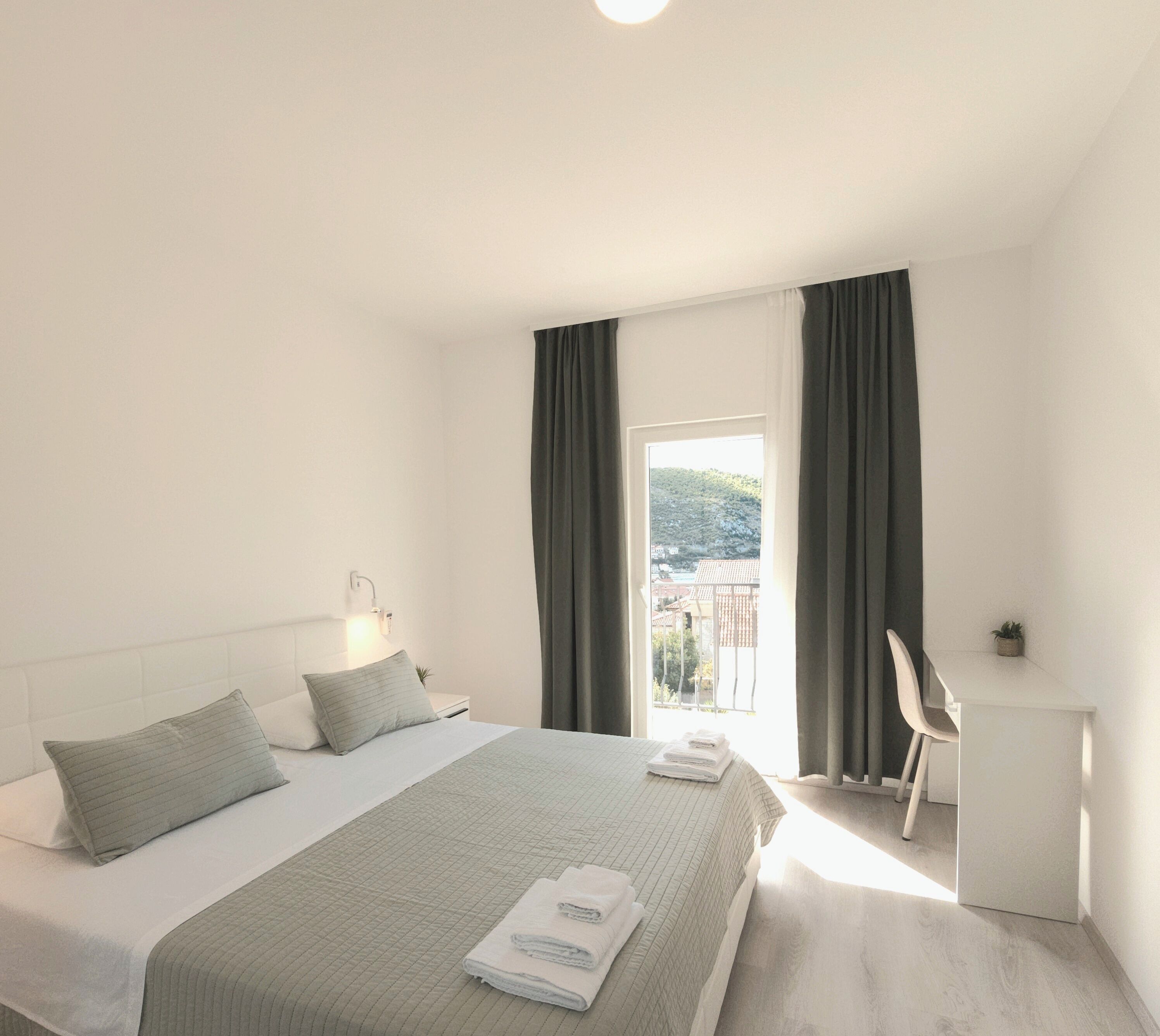 3 habitaciones, tabla de planchar con plancha y cuna de viaje 