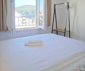 3 slaapkamers, een strijkplank/strijkijzer, reisbedje, wifi