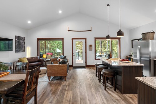 ​<br><br>Charming, yet modern – Logging Camp Cabins are the best private lodging in Lincoln County.<br><br>Where else are you able to stay in such comfort, surrounded by complete privacy, with immediate access to so much?