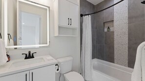 Handtücher, Seife, Shampoo, Toilettenpapier