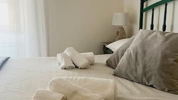 3 bedrooms, desk, free WiFi, bed sheets
