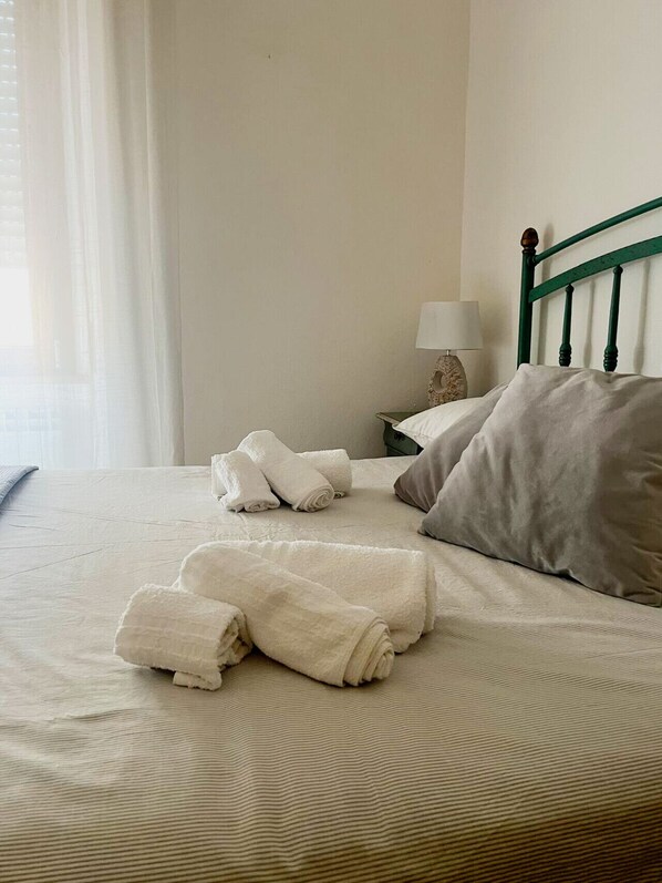 3 chambres, bureau, Wi-Fi gratuit, draps fournis