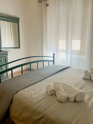 3 chambres, bureau, Wi-Fi gratuit, draps fournis