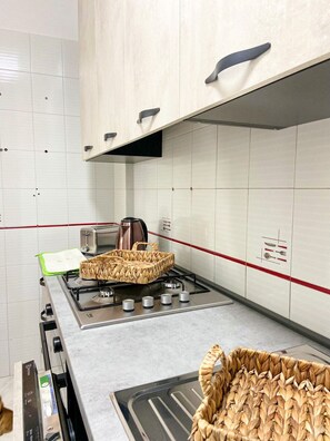 Fridge, oven, stovetop, dishwasher