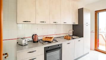 Frigorifero, forno, piano cottura, lavastoviglie