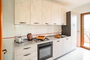 Fridge, oven, stovetop, dishwasher