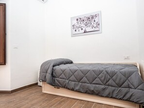 1 bedroom, desk, free WiFi, bed sheets