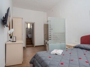 1 bedroom, desk, free WiFi, bed sheets