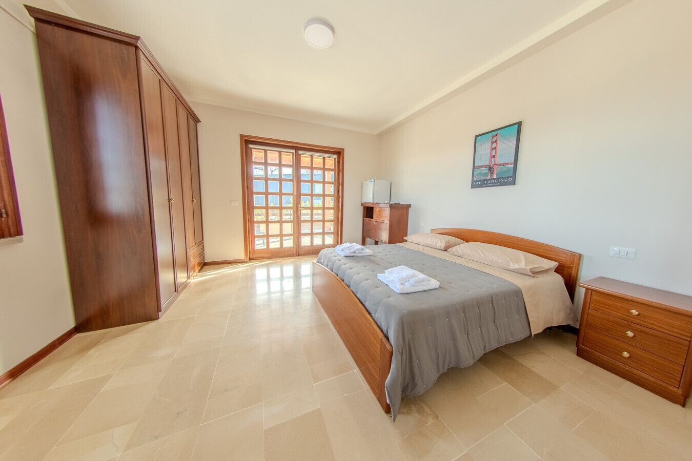 1 soverom og skrivebord