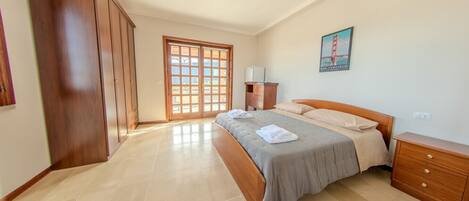 1 camera, una scrivania