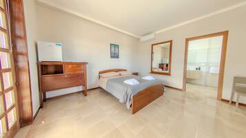 1 habitación y escritorio