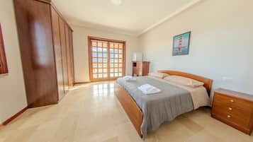 1 bedroom, desk