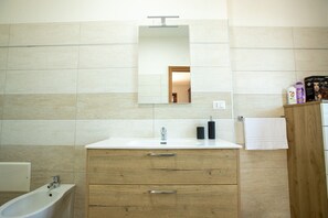 Sèche-cheveux, serviettes fournies