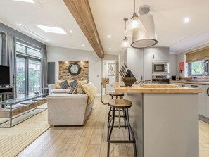 TV - 2 bedroom accommodation in New Quay (New Quay)