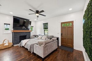 3 bedrooms, iron/ironing board, free WiFi, bed sheets - Charming home mins from Downtown Nashville 8 Beds (Nashville)