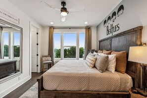 Iron/ironing board, free WiFi, bed sheets - View of the City, Rooftop Patio, Games and More! (Nashville)