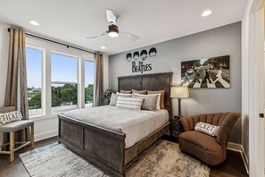 Tabla de planchar con plancha, wifi gratis y ropa de cama 