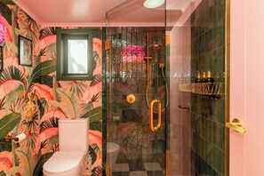 Shower, eco-friendly toiletries, hair dryer, towels - The Funky Escape at The Nest Waihi Beach (Waihi Beach)