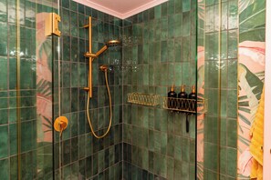 Ducha, artículos de tocador ecológicos, secador de pelo, toallas