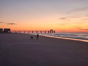 Tæt på stranden, liggestole, badehåndklæder