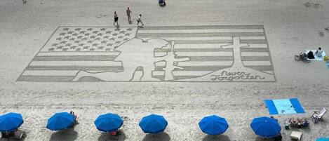 Plage à proximité, chaises longues, serviettes de plage