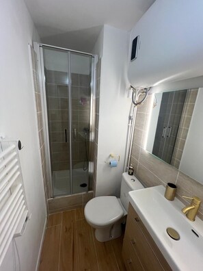 Shower, hair dryer, towels - Cosy studio 200m from the sea! (Saint-Raphaël)