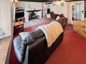 TV, fireplace - Rivers View - UK49662 (Braunton)