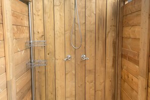 Shower, towels - Lakefront Cottage Retreat (Huntsville)