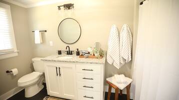 Secador de pelo, toallas, jabón, shampoo