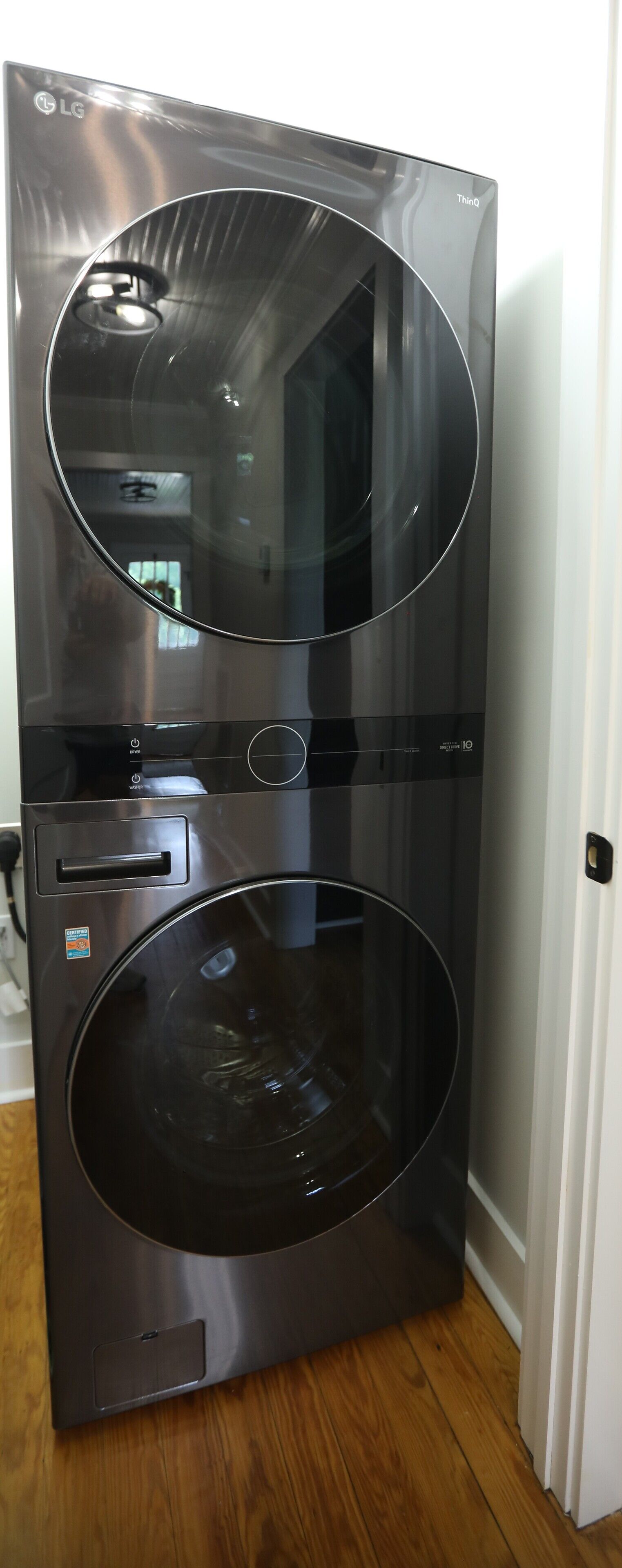 Ein schwarzer LG ThinQ Kühlschrank mit Wasserspender und Eiswürfelbereiter, einem Gefrierfach und einer Bedienblende mit Power-Taste und Einstellungen.