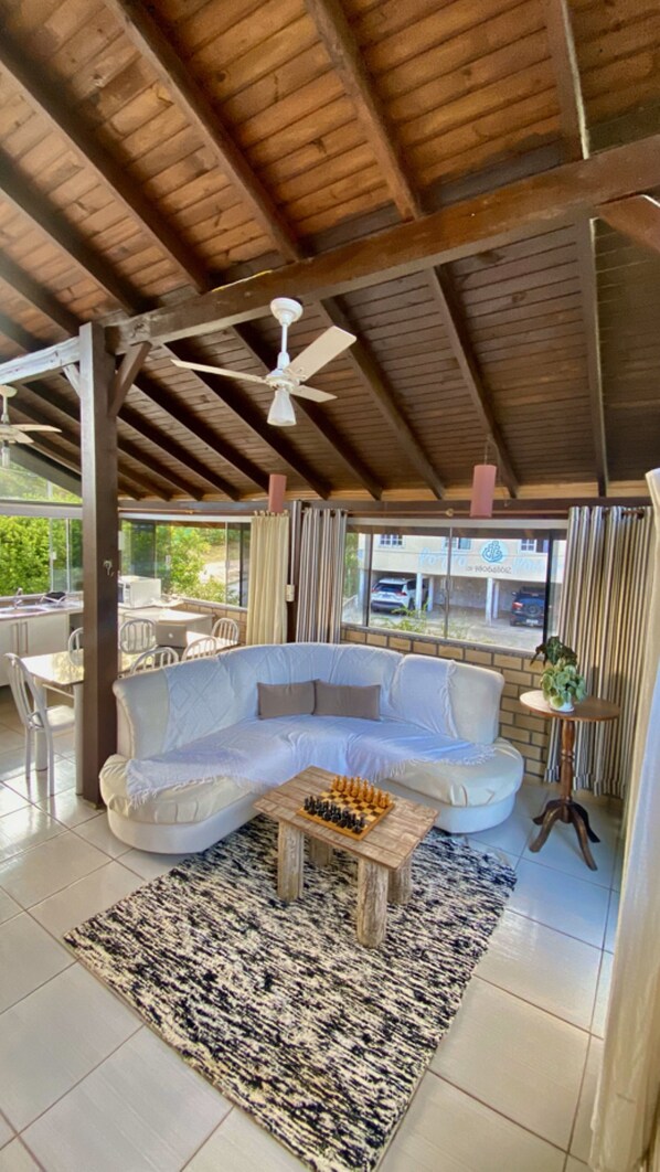 Premium House | Living area | 32-inch TV with digital channels - Casa Rosa Beat No Coração do Rosa (Imbituba)