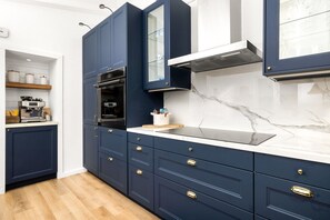 Kühlschrank, Ofen, Herdplatte, Geschirrspüler