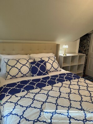 4 bedrooms, iron/ironing board, WiFi, bed sheets - Conrad’s 4-bedroom in fantastic Milwaukee;TVs in all rooms,WiFi,AC, fitness/Par (Milwaukee)