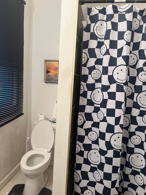 Douche, baignoire à remous, séchoir à cheveux, bidet