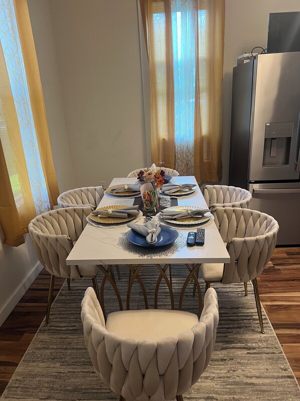 Dining - Conrad’s 4-bedroom in fantastic Milwaukee;TVs in all rooms,WiFi,AC, fitness/Par (Milwaukee)