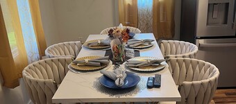 Conrad’s 4-bedroom in fantastic Milwaukee;TVs in all rooms,WiFi,AC, fitness/Par