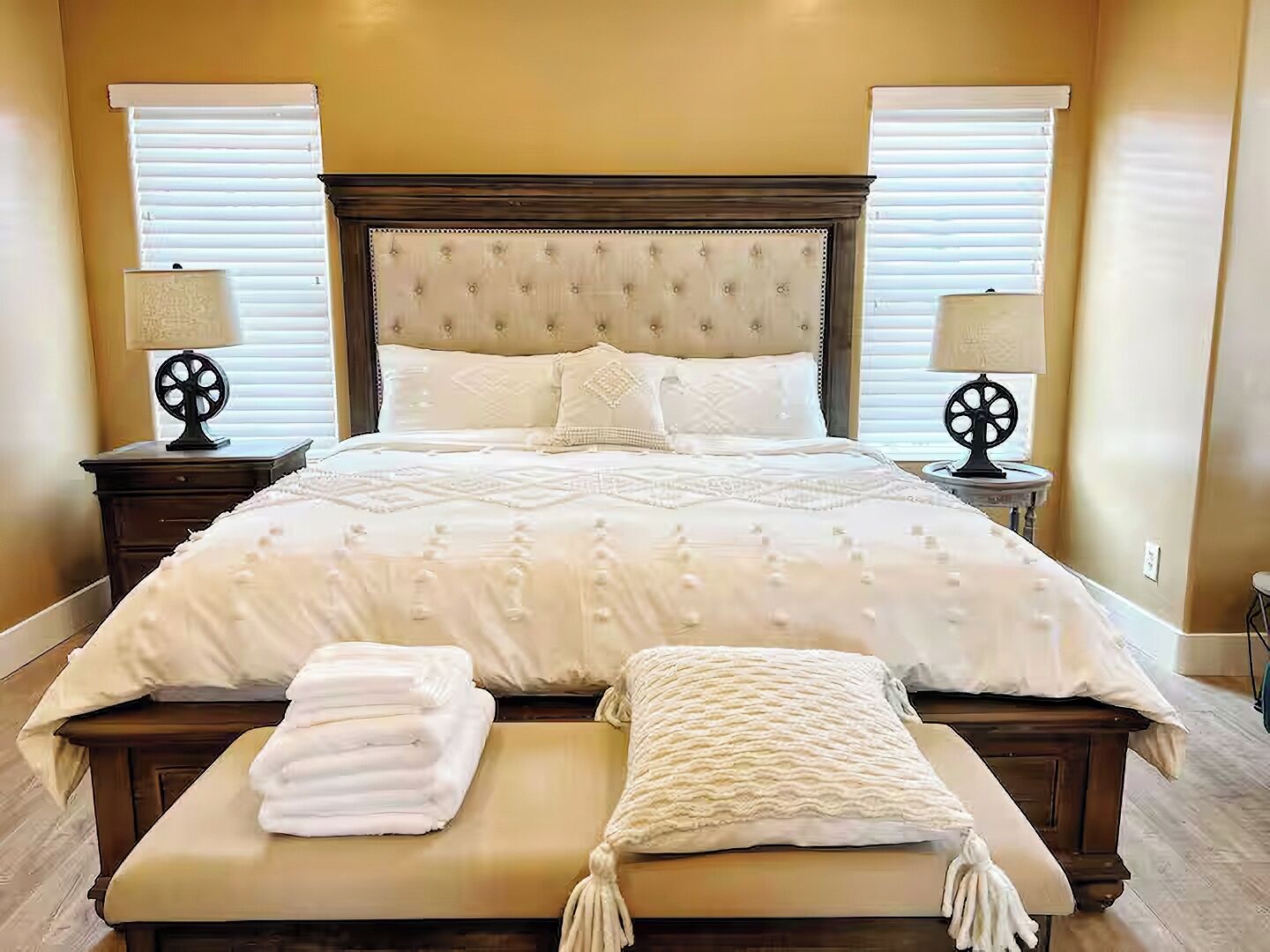 4 bedrooms, iron/ironing board, WiFi, bed sheets