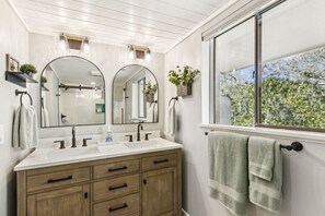 Douche, séchoir à cheveux, serviettes fournies