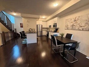 Villa familiar, vista al jardín | Área de sala de estar