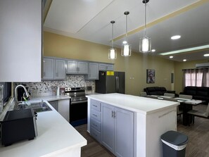 Frigorífic, microones, forn i placa de cuina