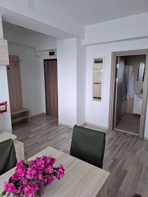 Dining - Apartment 2 rooms, nearby the Sea, Lake & Beach, splendid view, WiFi, AC, TV. (Constanța)