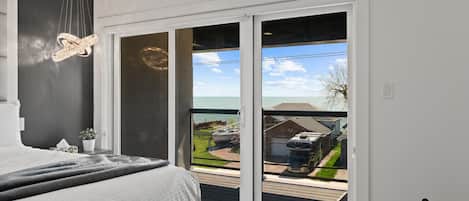 6 bedrooms, desk, iron/ironing board, free WiFi