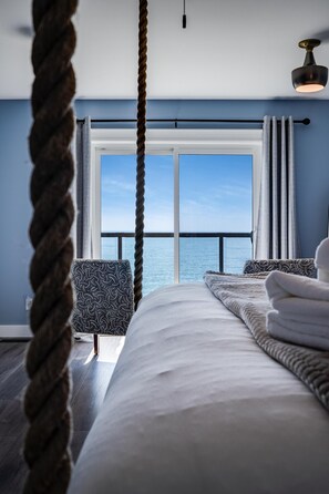 4 sovrum, skrivbord, strykjärn/strykbräda och resesäng