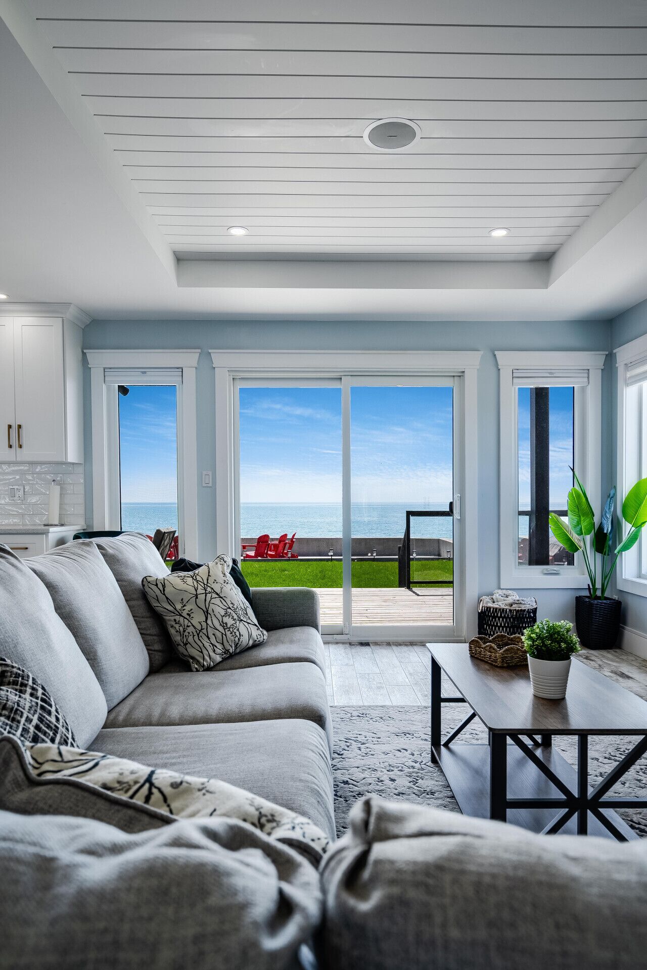 TV connectée, cheminée, baby-foot, livres