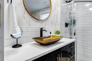 Shower, jetted tub, eco-friendly toiletries, hair dryer