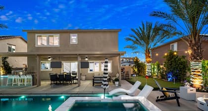 Modern Oasis - Sleeps 21• Pool, Spa & Game Lounge