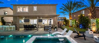 Modern Oasis - Sleeps 21âą Pool, Spa & Game Lounge