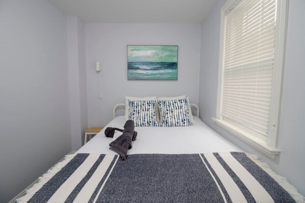 2 habitaciones, tabla de planchar con plancha y cuna de viaje 