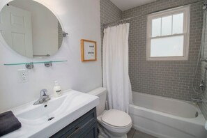 Sèche-cheveux, serviettes fournies