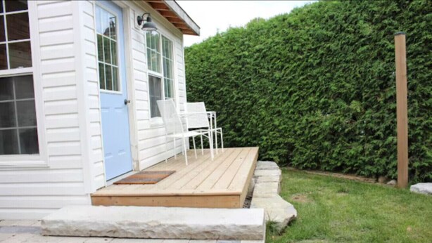 A house with a blue door and a wooden deck. - The Little Lake House-Cozy 2Bdrm (Midland)